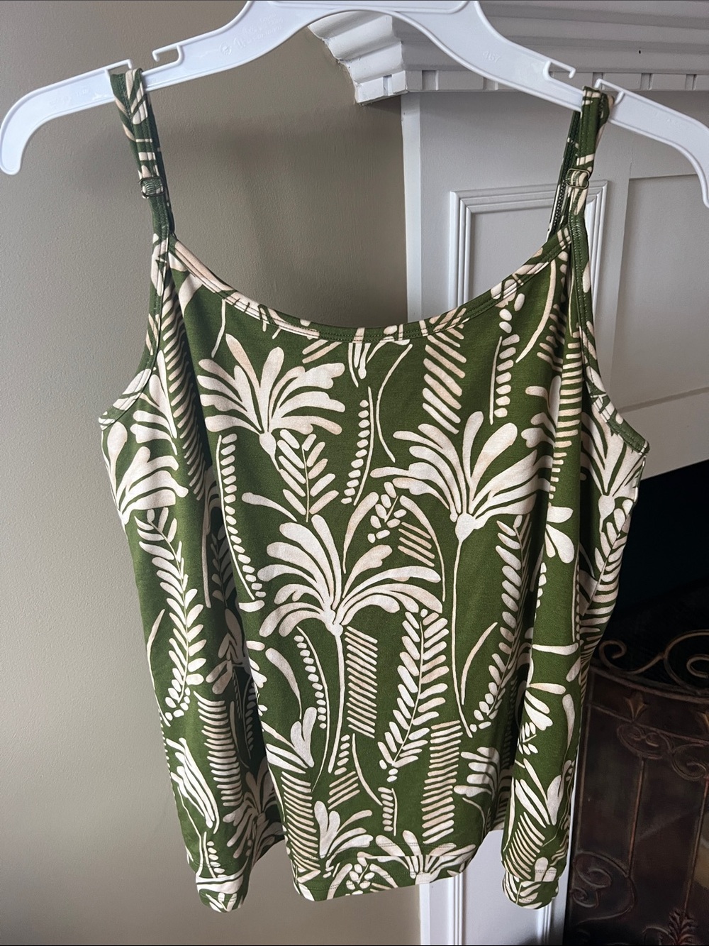 Women’s CAbi Green & Ivory Palm Leaf Print Balcony Cami Size Medium